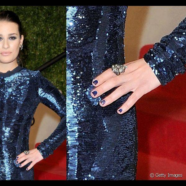 Lea combinou o esmalte de suas unhas com o vestido azul metalizado usado para a festa Vanity Fair Oscar Party